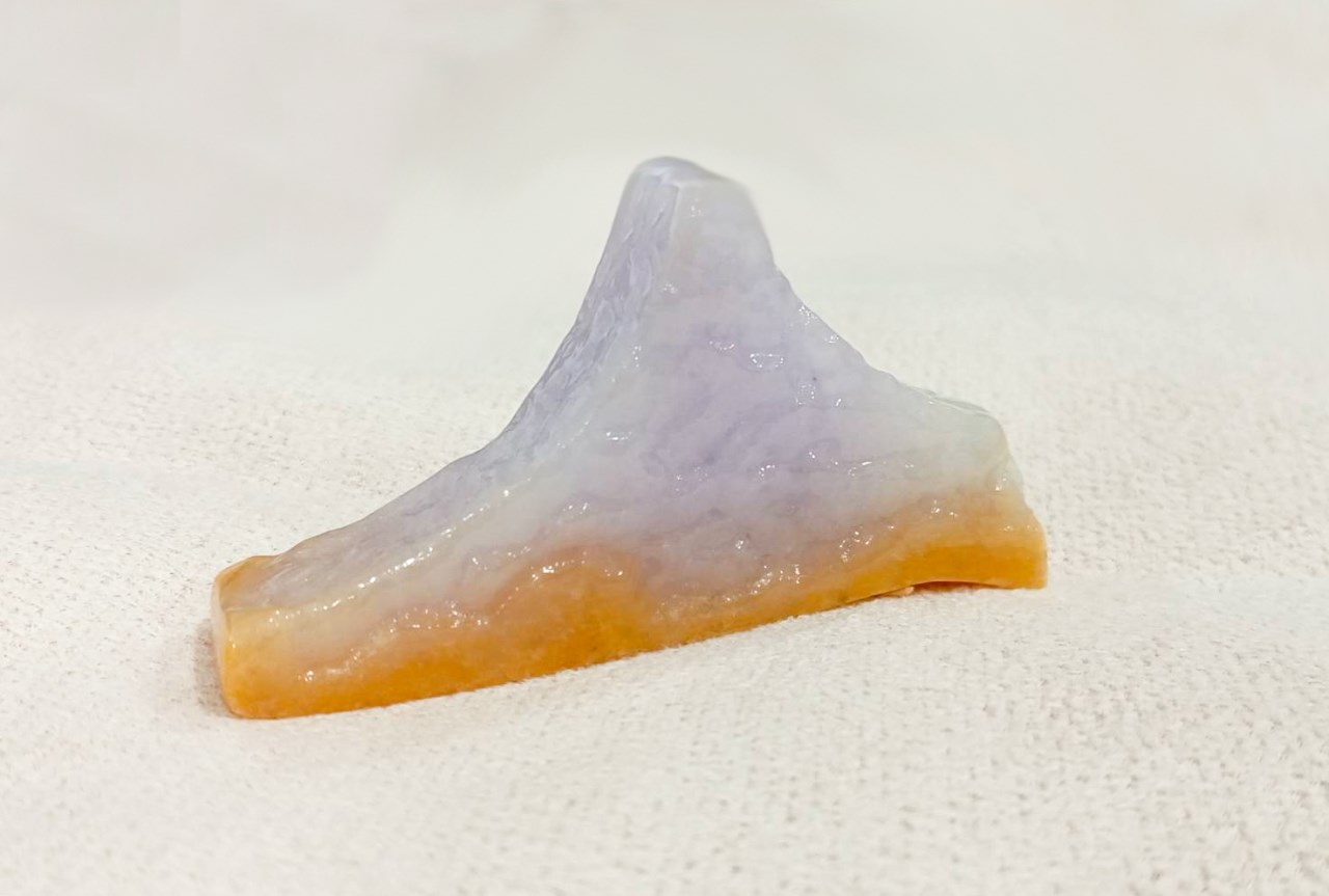 紫帶黃小山翡翠擺飾