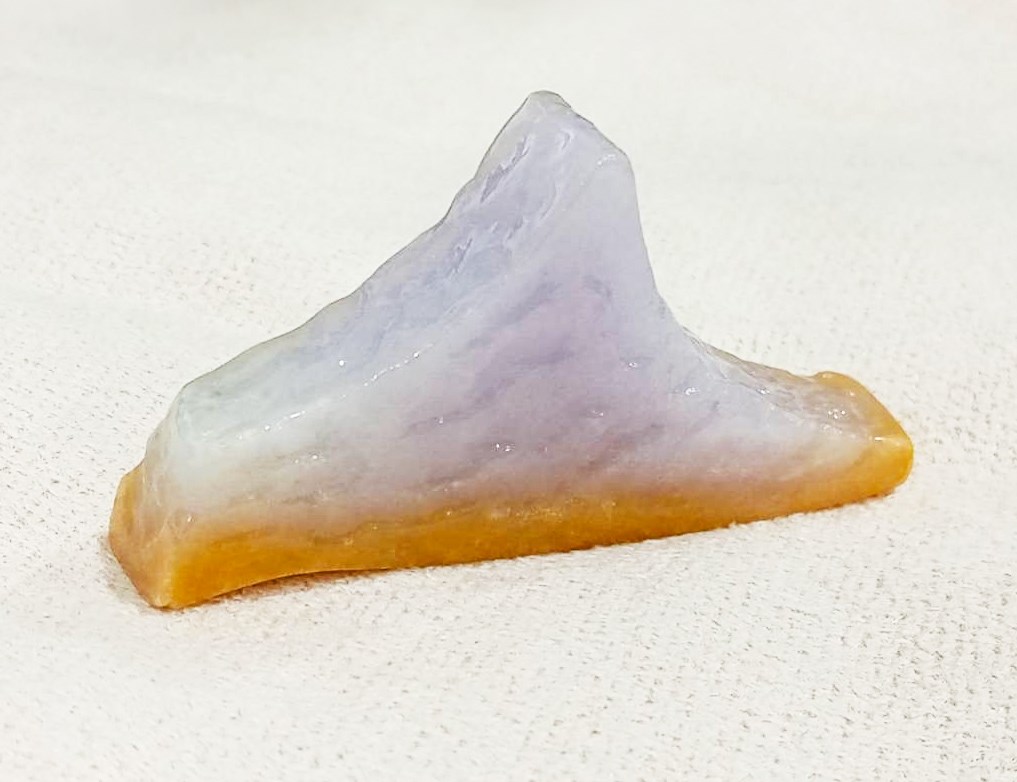 紫帶黃小山翡翠擺飾