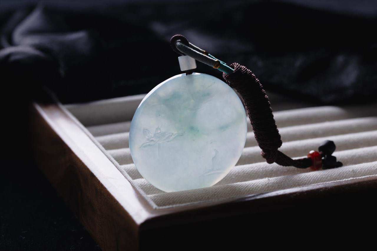 翡翠淺浮雕圓牌