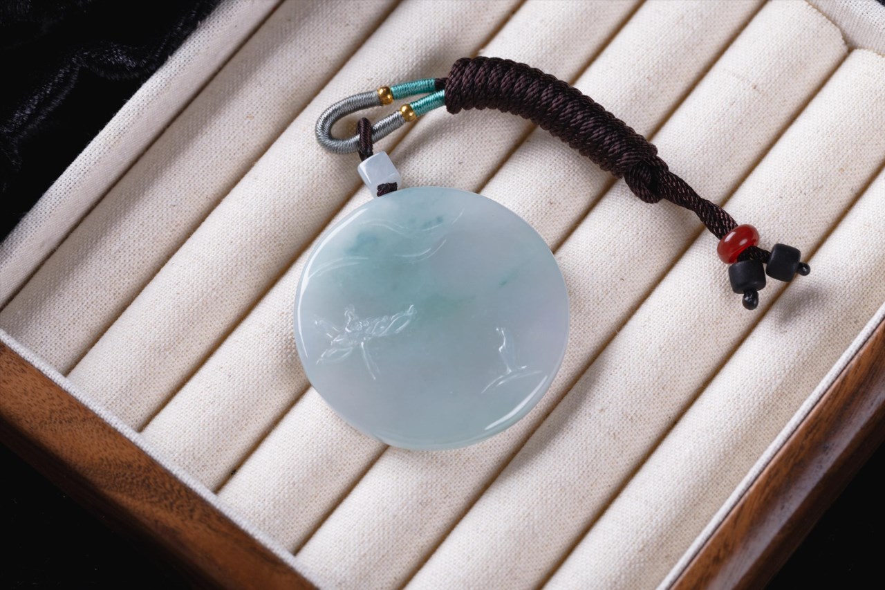 翡翠淺浮雕圓牌