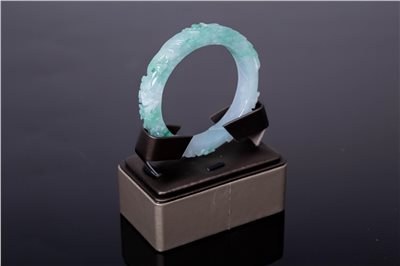 A37白底清特色雕手鐲