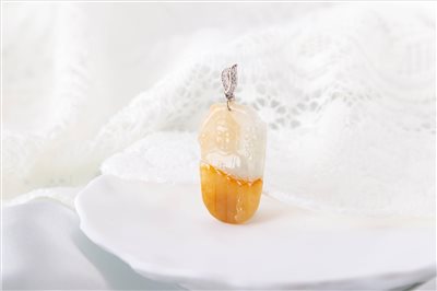 A103 早期阿彌陀佛雕刻 黃翡披袈裟 18k白金扣頭