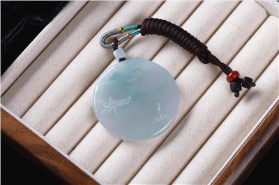 翡翠淺浮雕圓牌